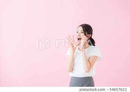 二十多歲的女性（粉紅色背景） 54657621