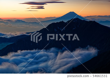 從Kaikomagatake看到的黎明富士山和檜山 從Kaikomagatake看到的黎明富士山和檜山 54661531