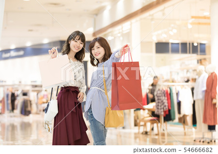 商城服裝購物女人的人 商城服裝購物女人的人 54666682