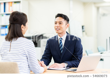 Young woman (consulting) 54669073