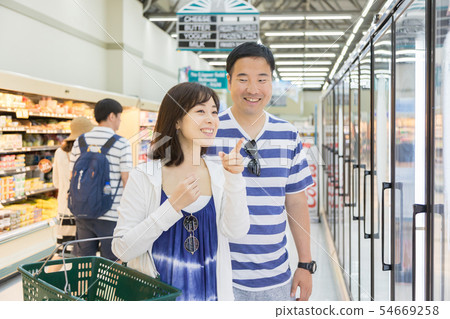 Couple supermarket shopping Couple supermarket shopping 54669258