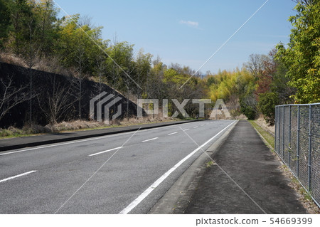 帶人行道的單車道鄉間小路 帶人行道的單車道鄉間小路 54669399