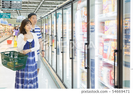 夫婦超市購物 54669471