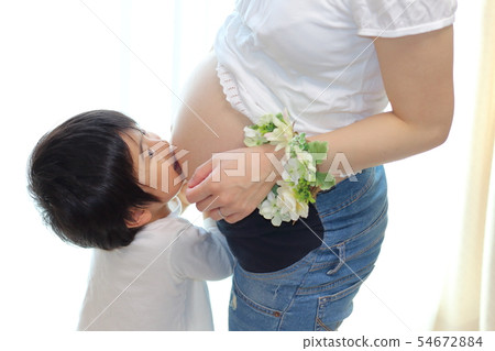 9 months pregnant woman and child 9 months pregnant woman and child 54672884