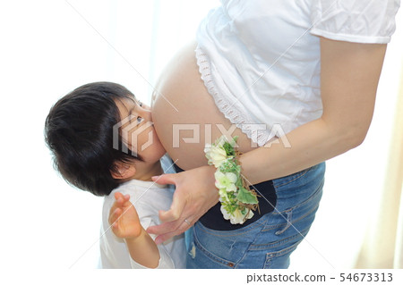 9 months pregnant woman and child 9 months pregnant woman and child 54673313