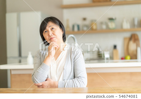 中年婦女 54674081