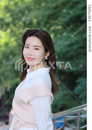 辦公室工作人員女性電腦 54674961