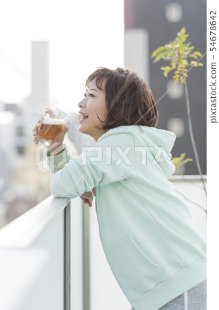 young woman      54678642