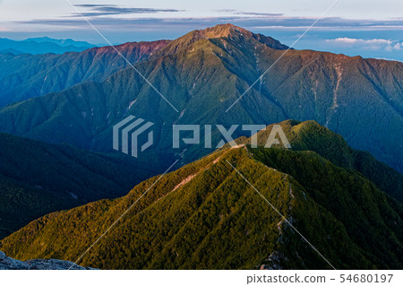 從Kaikomagatake看到的早晨燒傷的Senjogatake 從Kaikomagatake看到的早晨燒傷的Senjogatake 54680197