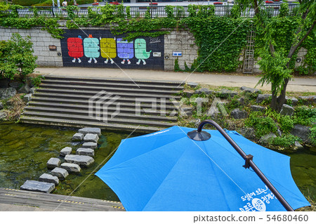 Daytime walk along Cheonggyecheon Stream 54680460