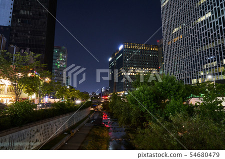 Night scenery walked along Cheonggyecheon Stream 54680479