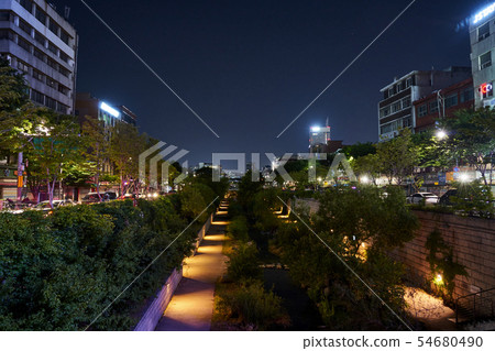 Night scenery walked along Cheonggyecheon Stream 54680490