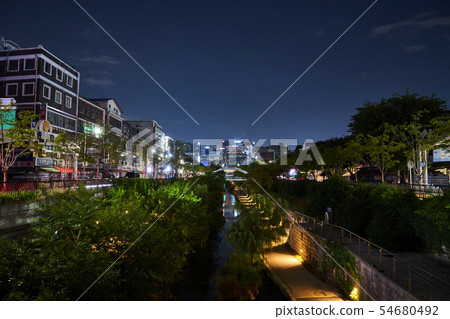 沿著清溪川流過夜景 54680492