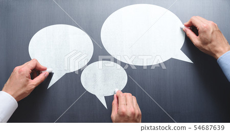 商務對話圖像。畫在黑板的三隻男性手講話泡影。 54687639