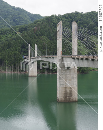 在Tokuyama Dam湖上的Tokunoyama Hatoku大橋 在Tokuyama Dam湖上的Tokunoyama Hatoku大橋 54687705