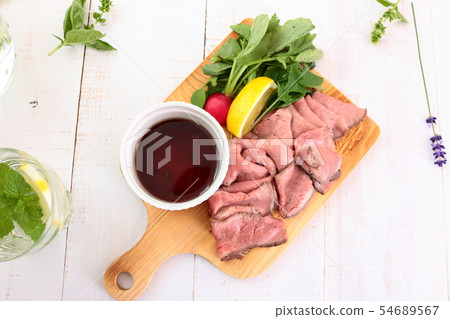 餐桌天然烤蔬菜烤牛肉caprese 54689567