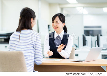 Young woman (consulting) 54692240