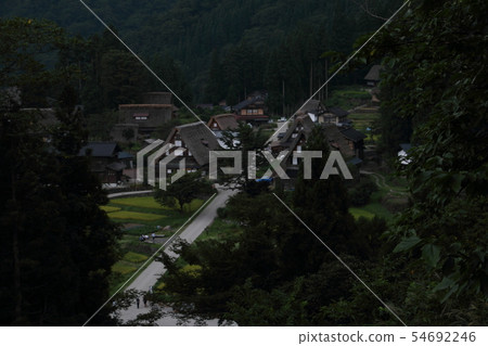 秋天Gokayama（Aikura）在早期的秋天季節 54692246