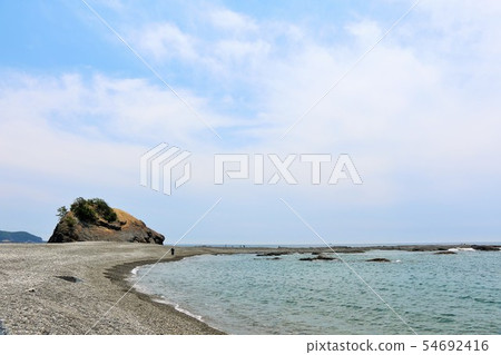 在和歌山縣Shihara海岸的熊岩 在和歌山縣Shihara海岸的熊岩 54692416