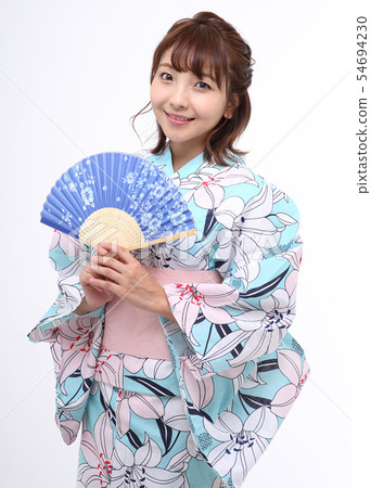 一個女人穿著浴衣 54694230