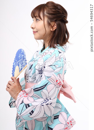一個女人穿著浴衣 54694317