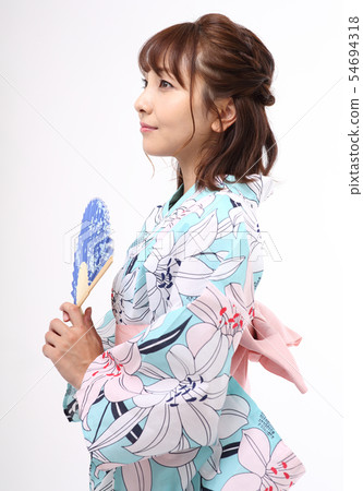 一個女人穿著浴衣 一個女人穿著浴衣 54694318
