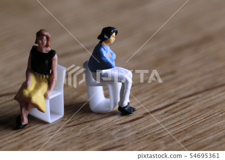 Mismatch between women Mismatch between women 54695361