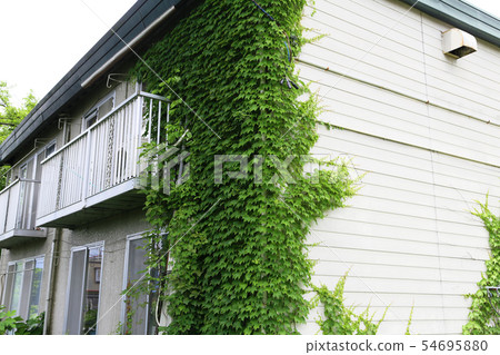 We go to the outer wall of the building We go to the outer wall of the building 54695880