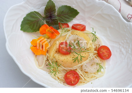 Cold pasta with peach and scallops Cold pasta with peach and scallops 54696134