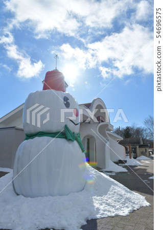 長野縣Nobeyama，在Nobeyama車站前放置一個堅實的雪人 54696575