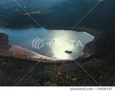 從天空的鳥瞰圖在山下湖 從天空的鳥瞰圖在山下湖 54696597