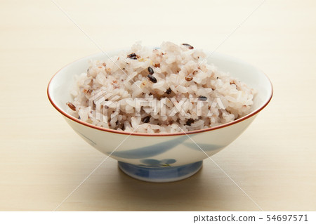 米飯與古米和白米一起煮熟 54697571