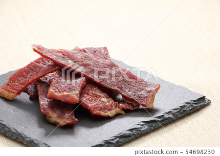 在板岩板材的牛肉乾。 54698230