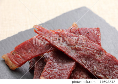 在板岩板材的牛肉乾。 54698232