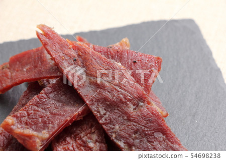 在板岩板材的牛肉乾。 54698238