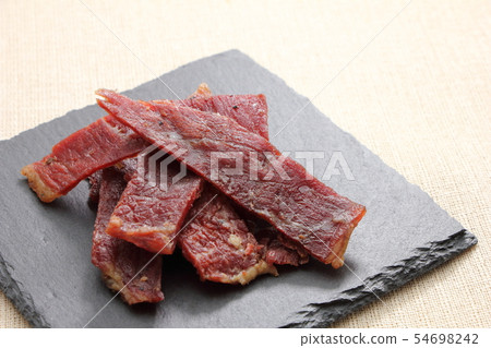 在板岩板材的牛肉乾。 54698242