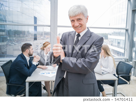 Confident mature businessman 54701411