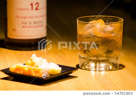 在威士忌酒瓶的鎖吧台與奶酪和小吃奶酪 54701903