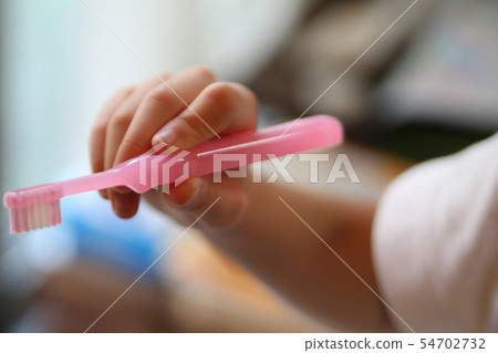 拿著牙刷的兒童的手 54702732