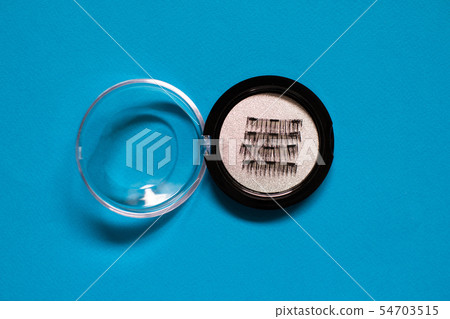 Artificial Magnetic False Eyelashes Tool on blue 54703515