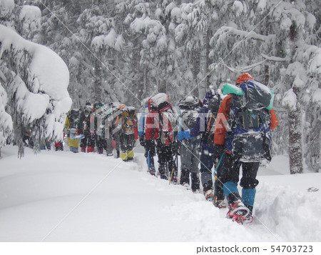 登山在雪地裡 登山在雪地裡 54703723