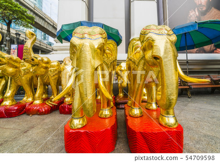 Golden Elephants Statue 54709598