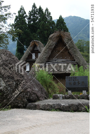 秋天Gokayama(Aikura)在早期的秋天季節 秋天Gokayama(Aikura)在早期的秋天季節 54711938