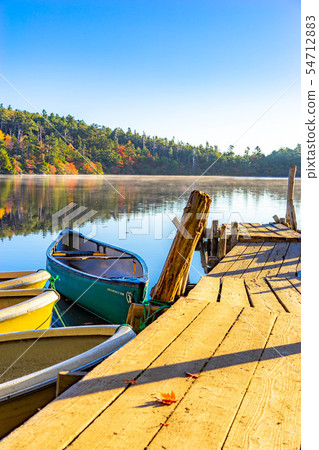 Autumn white pond in the morning sunrise [Nagano Prefecture] 54712883
