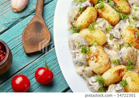 Fried potatoes with mushrooms 54722301