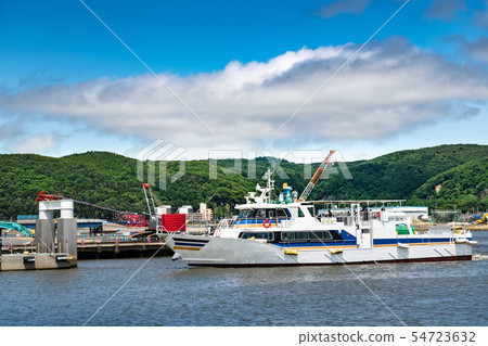 在偏遠島嶼的新船到達和離開碼頭 54723632