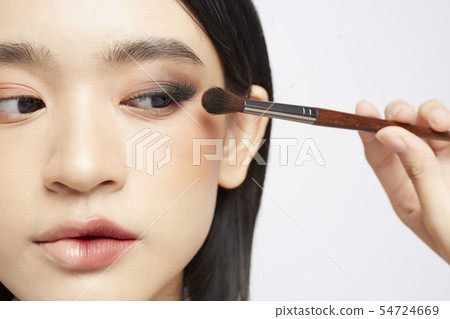 Beauty half makeup 54724669