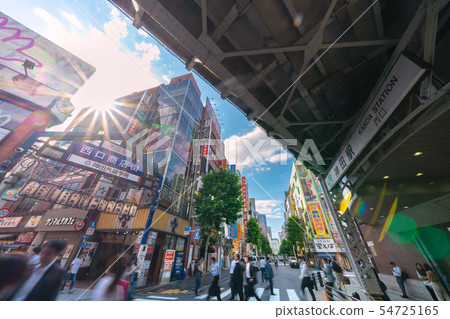 在日本神田站(西出口)和陽光等的東京都市風景 在日本神田站(西出口)和陽光等的東京都市風景 54725165
