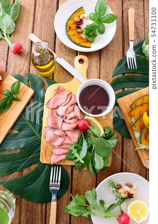 Table Monstera Leaf Baked Vegetable Roast Beef Caprese 54731100