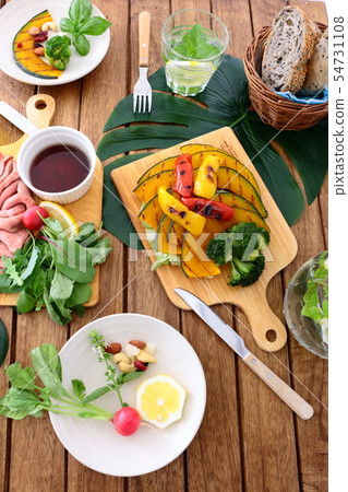 表Monstera葉子烤了蔬菜烤牛肉Caprese 表Monstera葉子烤了蔬菜烤牛肉Caprese 54731108